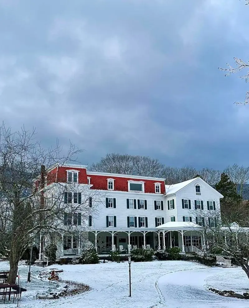 Air-conditioning clean lodgings at White Clove Inn.