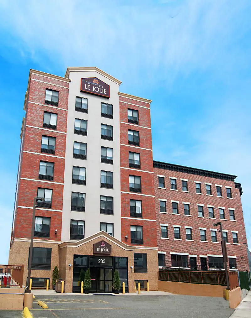 Exterior view of Hotel Le Jolie with parking area