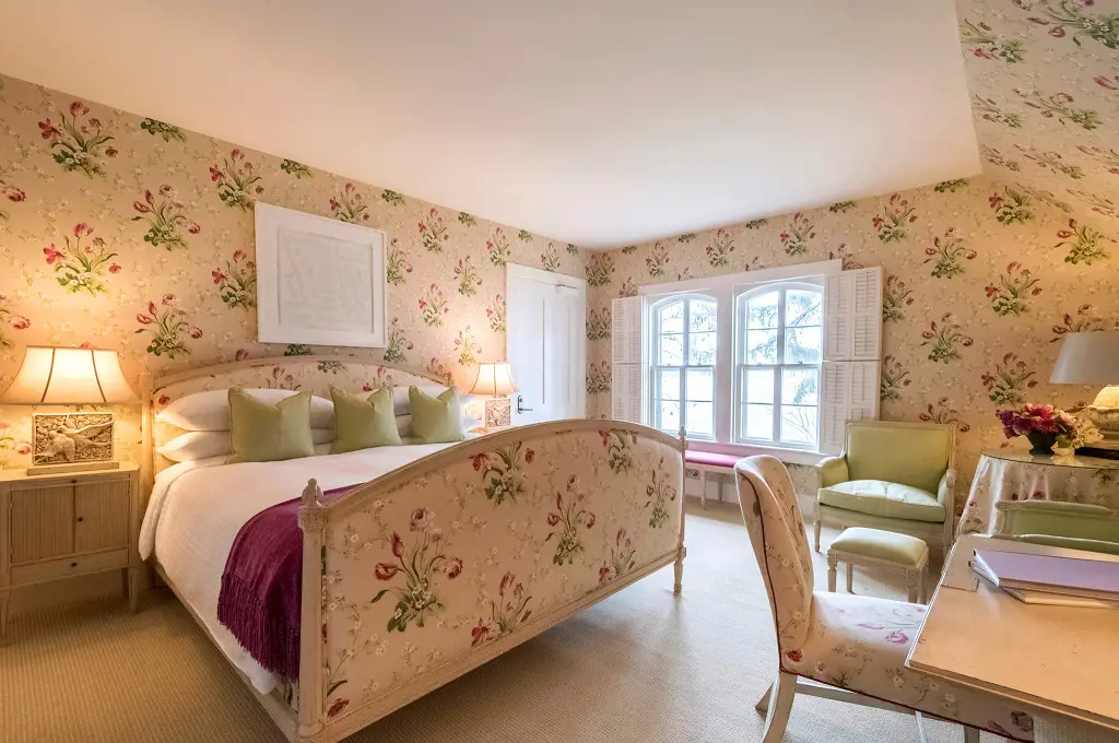 Cozy room with flower-decorated walls at Inns of Aurora.