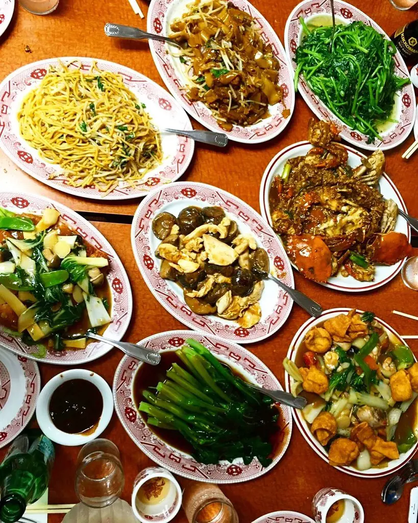 Table fully occupied with traditional Cantonese American feast. Pic credit: @danielmancini